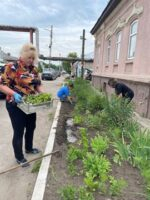 Сотрудники Злынковского КЦСОН занимаются благоустройством своих территорий
